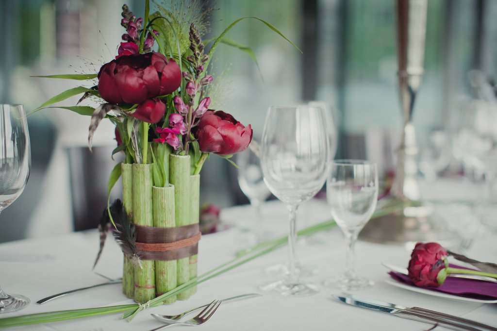 Photo Hochzeitsdekoration in Beerentönen mit grünem Bambus.