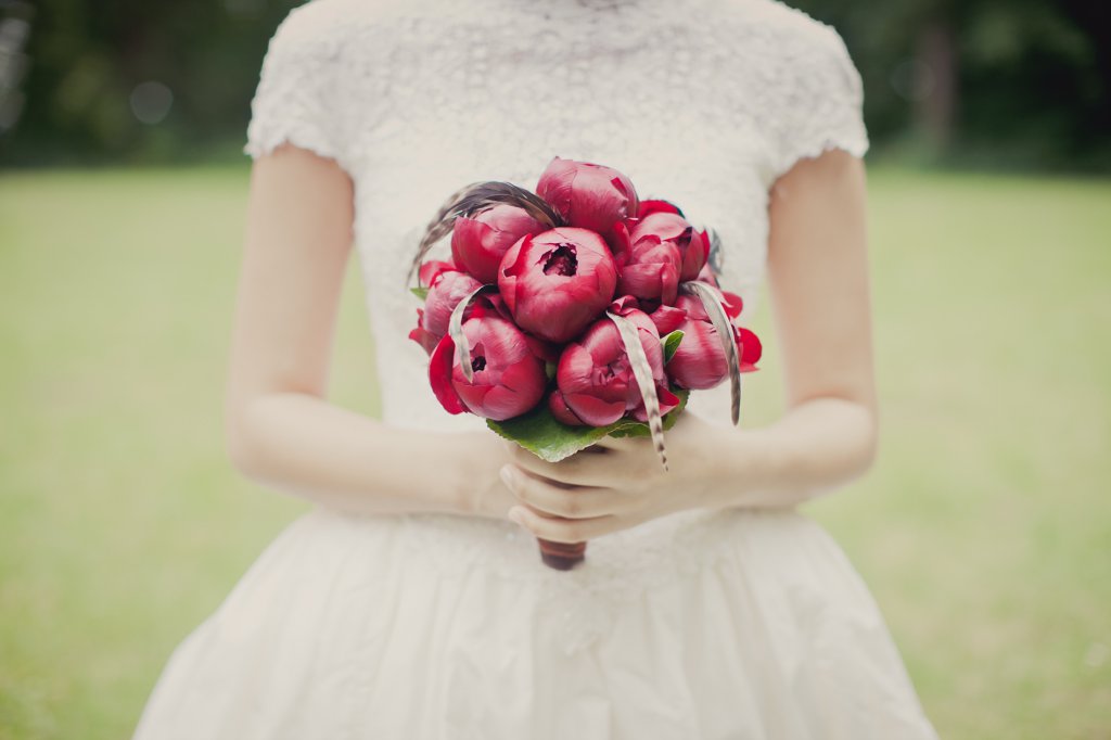 Photo Braut mit Brautstrauss, bordeaux Pfingstrosen.