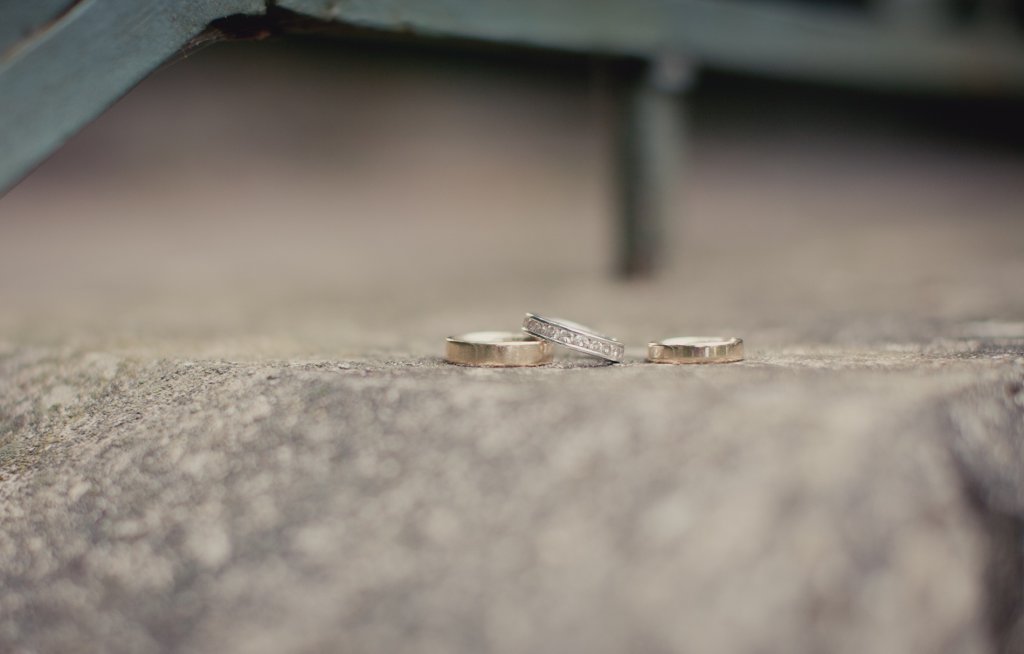 Photo Eheringe und Verlobungsring auf Stein