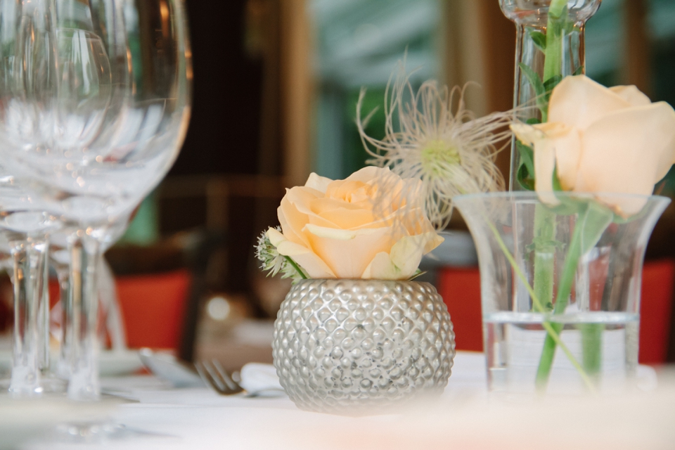 Photo Silbergefäß mit Rose, puderfarben