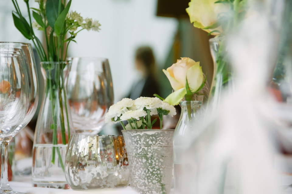 Photo Tischdekor mit Rosen, puderfarben