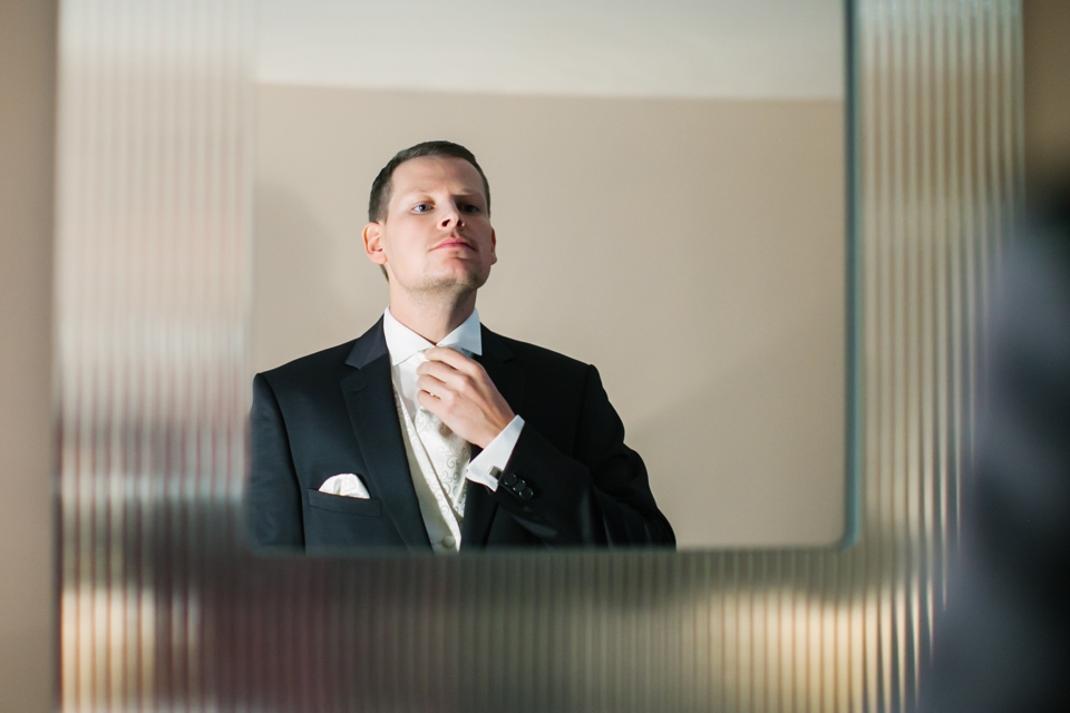 Photo Bräutigam vor Spiegel