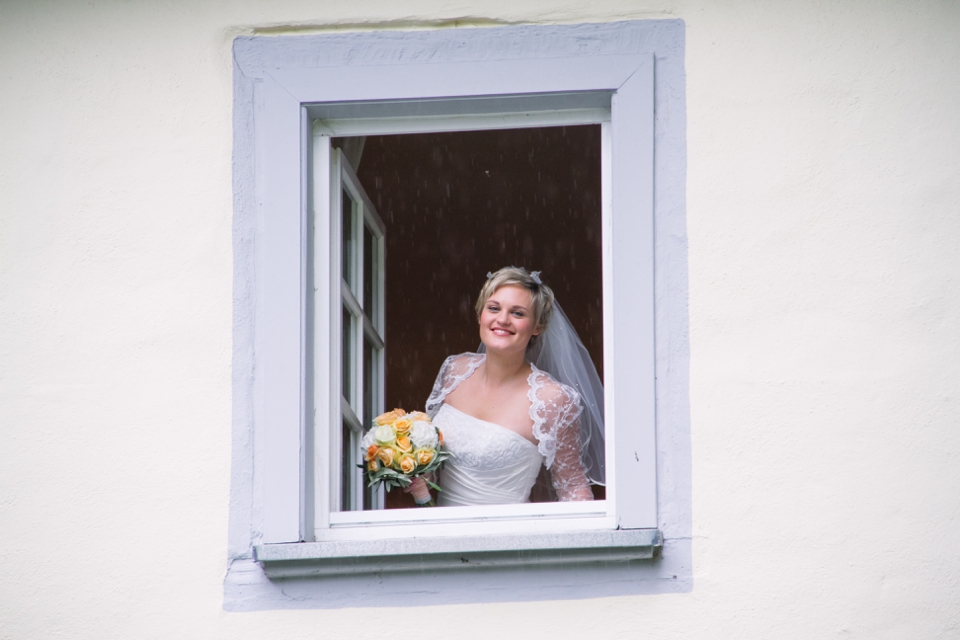 Photo Braut am Fenster, gelber Brautstrauss