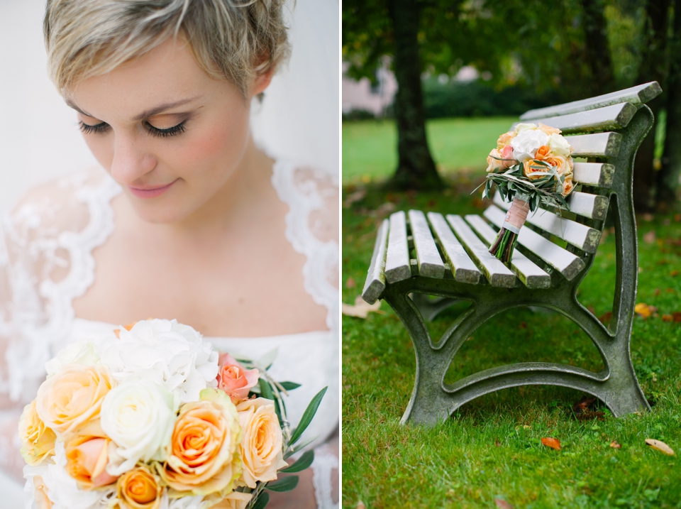 Photo Braut mit Brautstrauss, Bank mit Brautstrauss