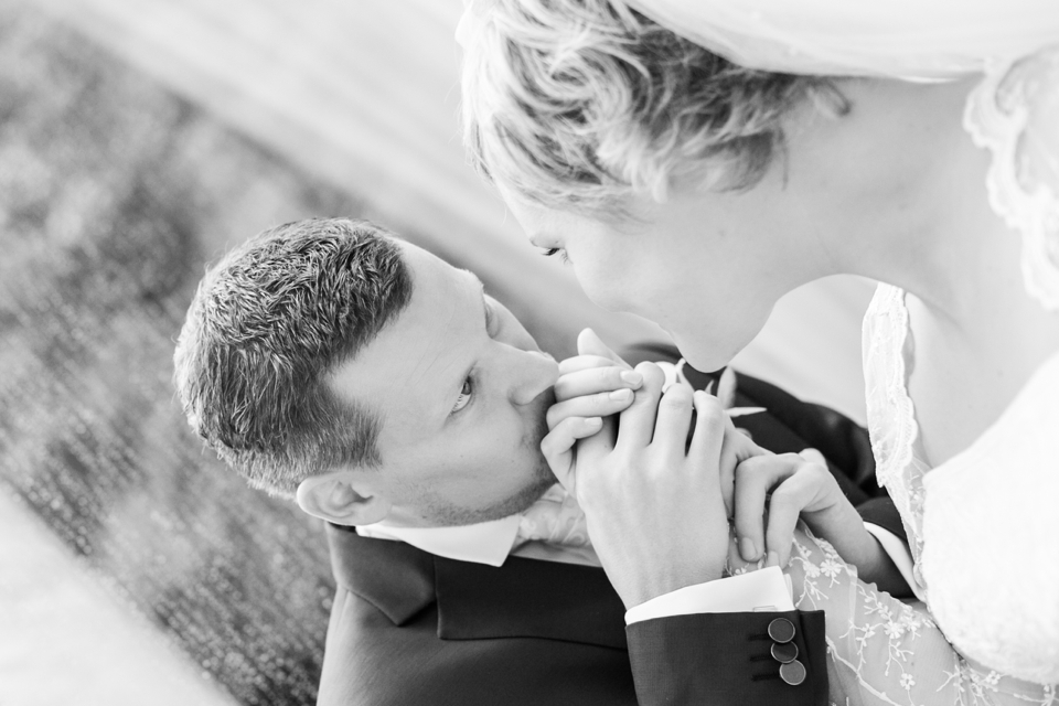 Photo Bräutigam küsst Hand der Braut