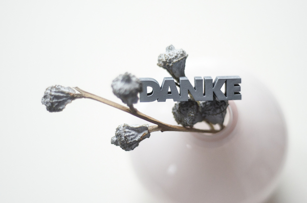 Vase mit Blumen und Danke-Schriftzug